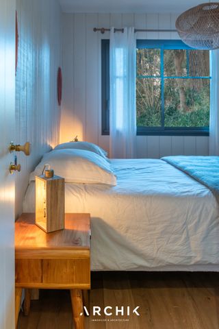 Architecture contemporaine d'inspiration traditionnelle, cette maison d'architecte de 140 m2 s'intègre naturellement dans le quartier préservé du Moulleau, à proximité des commerces et des plages, sur un terrain boisé de 800 m2. - Photo 4