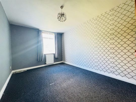 44 East Way, - Photo 1