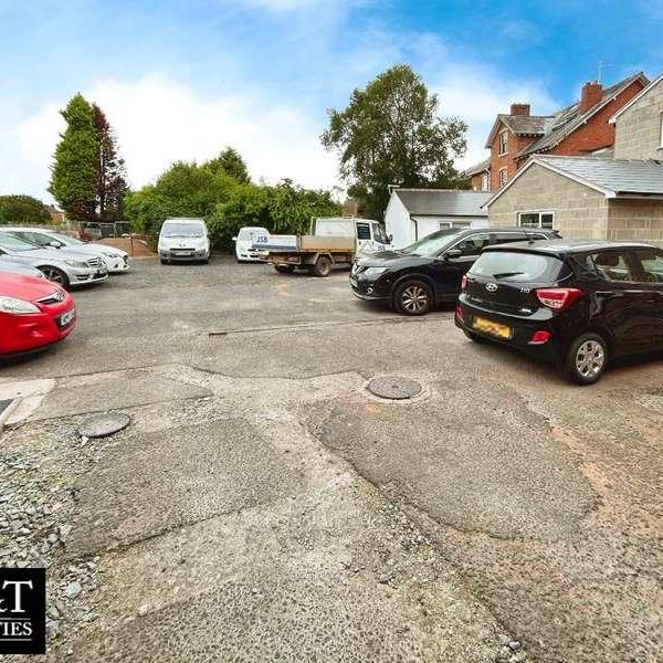Chester Road North, Kidderminster, DY10 - Photo 1