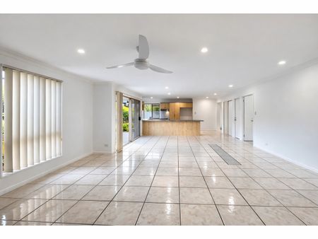 Fully Renovated Villa - Photo 2