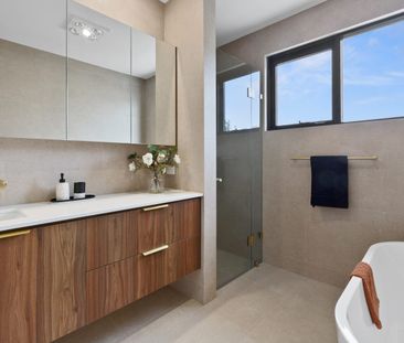 Stunning & Ultra Sleek - Oozing Elegance, Style & Brand New - Photo 5