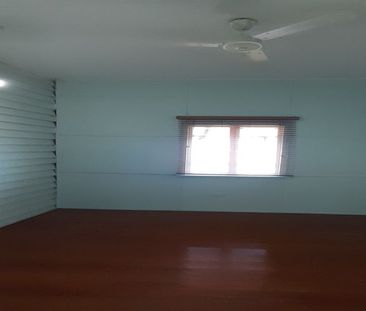 HIGH-SET 4 BEDROOM FAMILY HOME IN WANDAL. - Photo 5