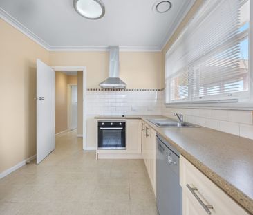 READY TO MOVE IN - WENDOUREE - Photo 5