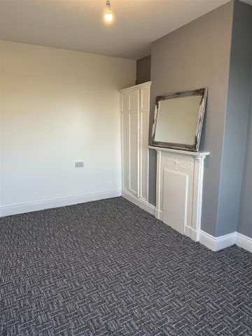 3 bedroom flat to rent - Photo 2