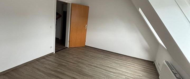 2-Zimmer-Dachgeschosswohnung mit Küche & Keller, Tiergartenbreite - Foto 1