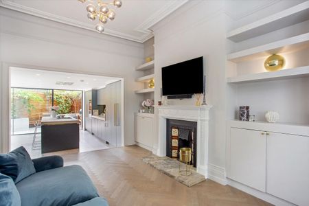 Presenting an exceptional 4 bedroom end of Terraced house in the heart of the Abbeville village. - Photo 2