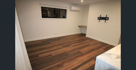 2BR, 1BATH unit, full kitchen, full laundry, lockable garage & private ent area! - Photo 3