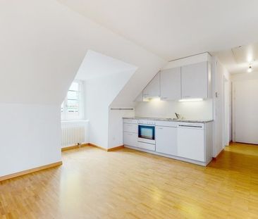 Helle, moderne 2.5-Zimmer-Dachwohnung - Photo 2