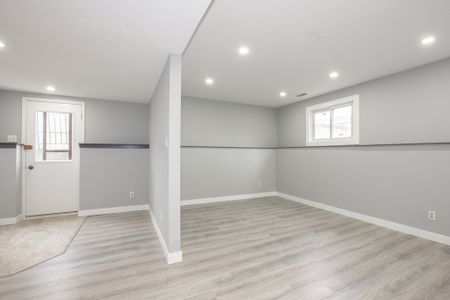 Spacious 2 Bedroom Lower Unit in Welland!! - Photo 2