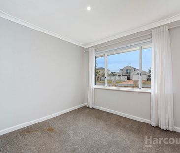 Charming 3 Bedroom Home Close to the Beach - Photo 4