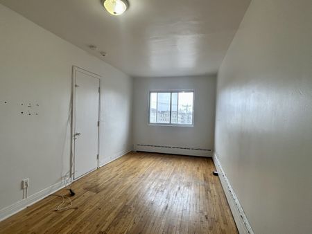 NDG : Studio lumineux et rénové de 300 pc, offert en location semi-meublé ! - Photo 4