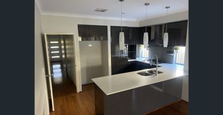 Spacious 3-Bedroom Home Opposite Park - Photo 2