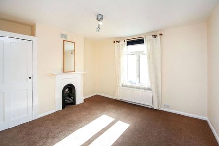 2 bedroom end of terrace house to rent - Photo 4
