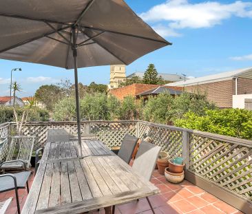 RENOVATED TWO BEDROOM APARTMENT IN PRIME LOCATION - Photo 3