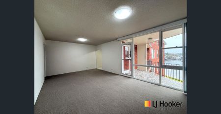 DIRECTLY ON THE WATERS EDGE. SPOTLESS 2 BEDROOM APARTMENT - Photo 2