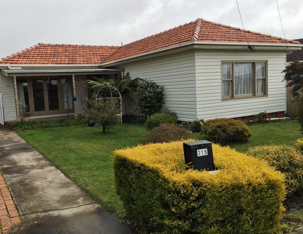 3 Bedroom Home with Plenty to offer - Photo 1