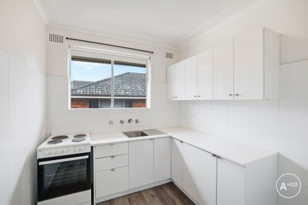 Spacious Two Bedroom Apartment - Photo 2