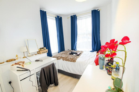 4 bedroom end of terrace house to rent - Photo 5