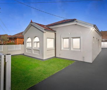 Bayside Charm With Modern Style - Photo 1