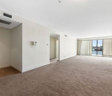 Elegant Three Bedroom Residence with Harbour Views - Photo 2