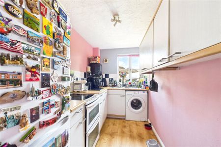 2 bedroom Flat in Hitherhooks Hill, Binfield - Photo 4