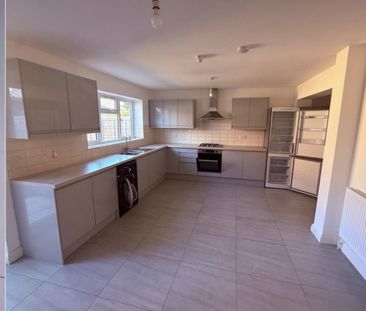 4 bedroom terraced house to rent - Photo 6