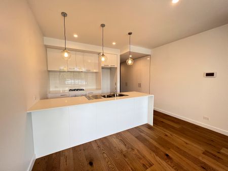 Luxury Living - 2 Bedroom Apartment with second bathroom and study. - Photo 4