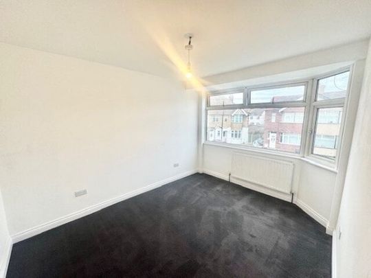Glenwood Avenue, Rainham, RM13 9AD, Property for rent - Photo 1