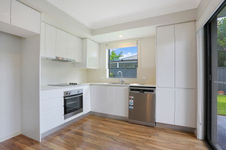 For Lease: Modern Townhouse in Prime Location - Photo 4