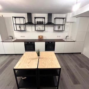 1 bedroom in a flat share to rent - Photo 2