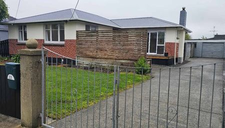 Charming Family Home - Photo 2