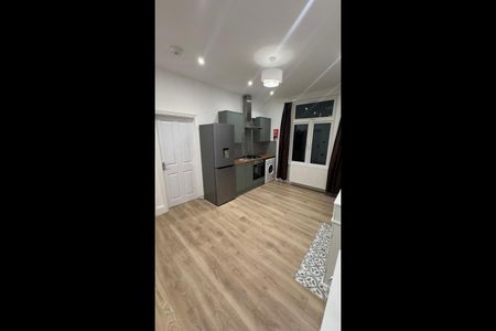 3 Bed Flat, Cranbrook Road, IG1 - Photo 5