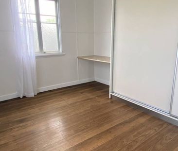 BEAUTIFUL FAMILY HOME IN QUIET STREET - Photo 3