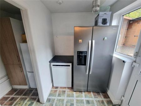 1 bedroom in a house share to rent - Photo 4