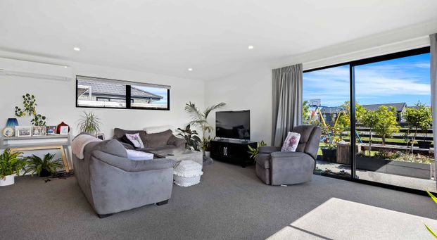 Modern Comfort in Ravenswood - Photo 1