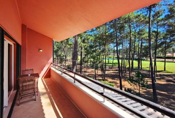 Apartamento T1+1 mobilado e com varandas, no condomínio da Herdade da Aroeira