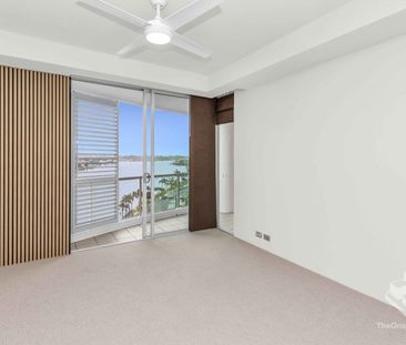Rare Riverfront 2 Bedroom and 2 Bathroom in Surfers Paradise - Photo 4