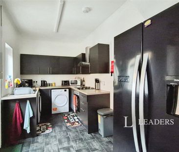 1 bedroom in a house share to rent - Photo 3