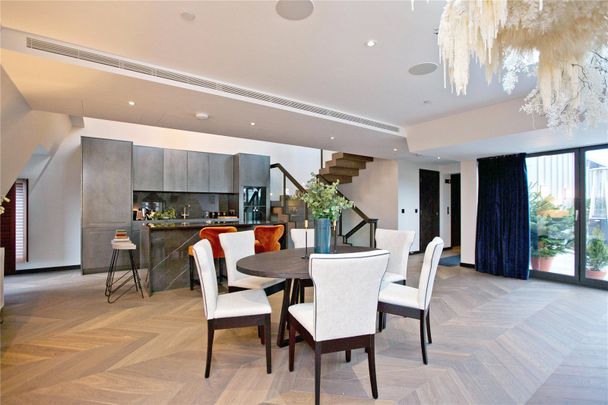 Golden Square, Soho - Photo 1