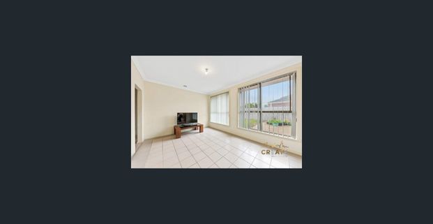 SPACIOUS 4-BEDROOM FAMILY HOME IN PRIME SYDENHAM LOCATION! - Photo 1