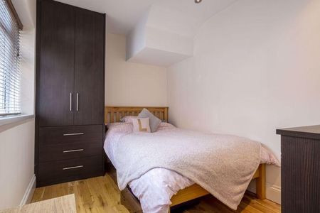 3 bedroom flat to rent - Photo 4