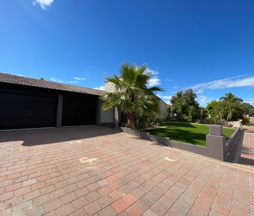 Spacious family living with poolside paradise! - Photo 5