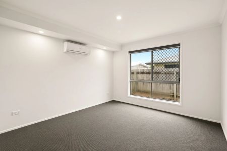 Spacious Family Home in Prime Location - walk to school and shops! - Photo 5