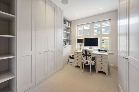 A beautifully presented five bedroom family house between the commons providing a wealth of living space. - Photo 2