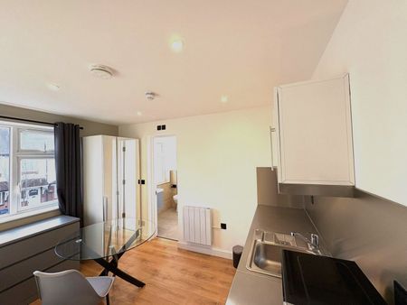 Studio Flat, Grasmere Avenue, W3 - Photo 2