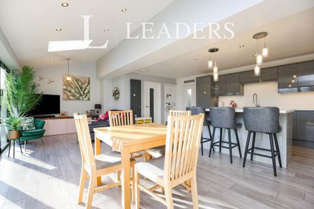 4 bedroom detached house to rent - Photo 4