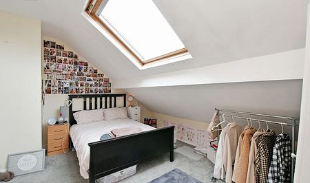 Fantastic 3 bedroom property with a HUGE bathroom! - Photo 3