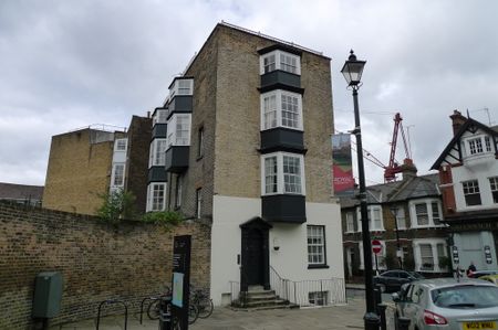 One Bedroom Flat for Rent Located in the heart of Historic Greenwich - Photo 4
