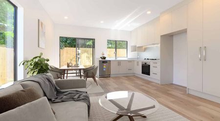 Brand new 3 bedroom sunny home - Photo 4