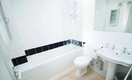 Room in a Shared House, Bluecoat Close, NG1 - Photo 5